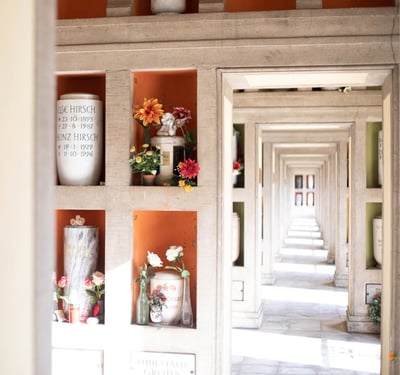 Urnenwand auf dem Friedhof.